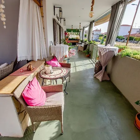 Apartment Schoenes 47qm Grosses Familienapartment Im 1sten Og Mit Zwei Schlafzimmern, Duschewc, Kueche Und Grossen Balkon!