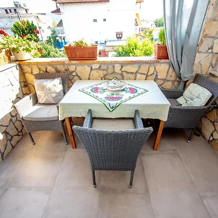 Schoenes 47qm Grosses Familienapartment Im 1sten Og Mit Zwei Schlafzimmern, Duschewc, Kueche Und Grossen Balkon! Apartment Nea Vrasna