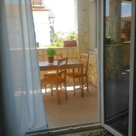Schoenes 47qm Grosses Familienapartment Im 1sten Og Mit Zwei Schlafzimmern, Duschewc, Kueche Und Grossen Balkon! *