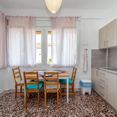 Apartment Schoenes 47qm Grosses Familienapartment Im 1sten Og Mit Zwei Schlafzimmern, Duschewc, Kueche Und Grossen Balkon! *
