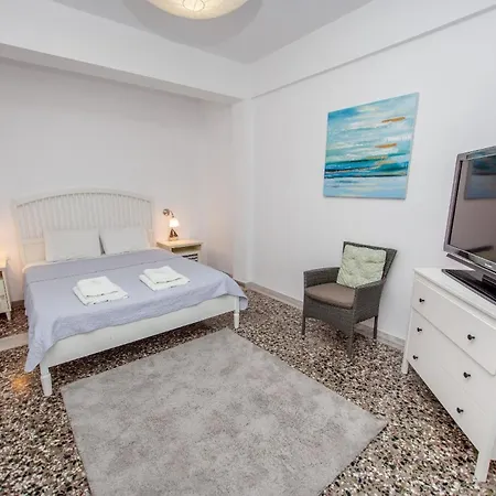 Schoenes 47qm Grosses Familienapartment Im 1sten Og Mit Zwei Schlafzimmern, Duschewc, Kueche Und Grossen Balkon! Nea Vrasna